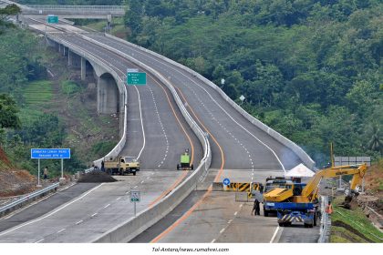 The Existence of Toll Cigatas in Improving the Logistics Industry